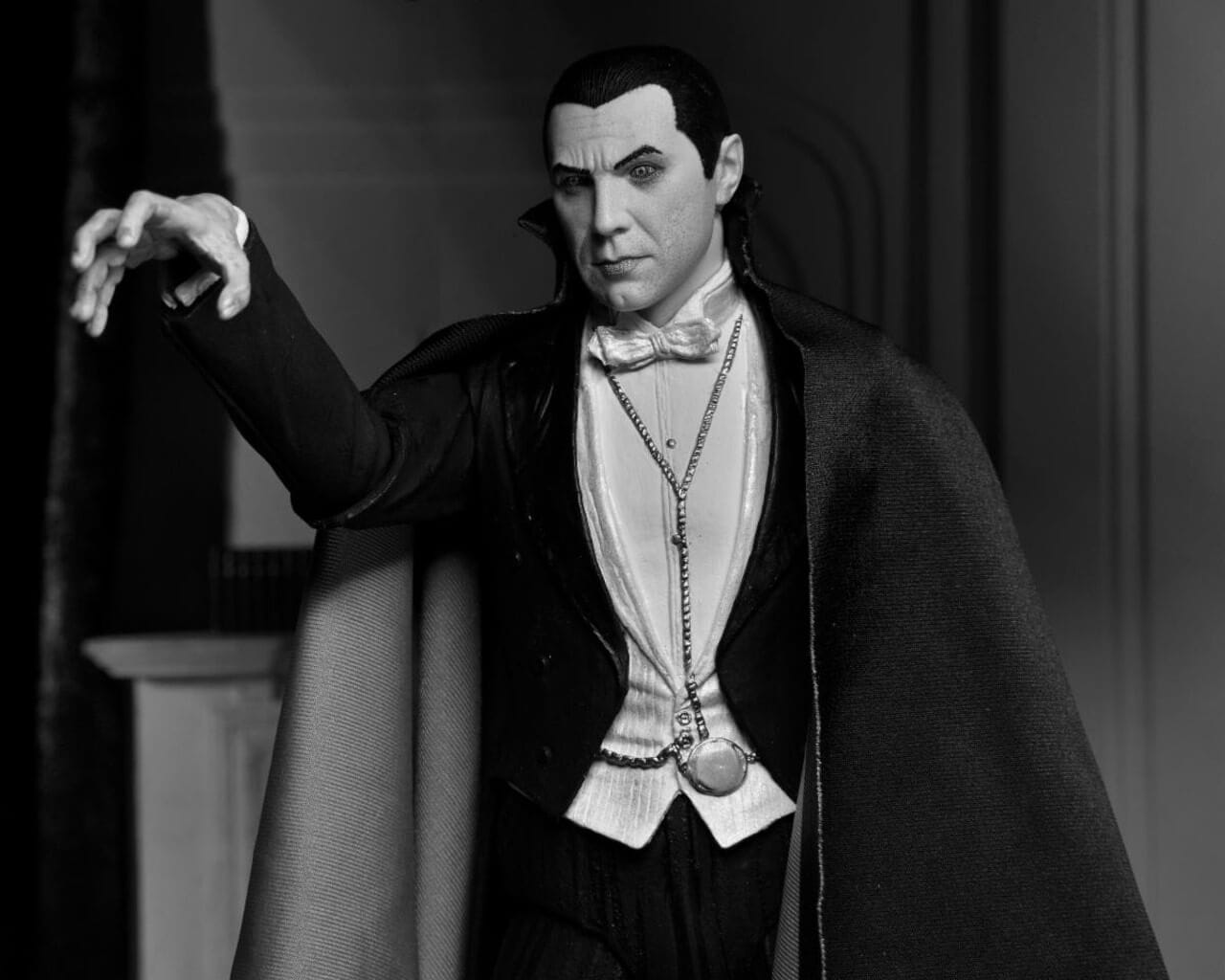 Universal Monsters Ultimate Dracula Carfax Abby 7" Scale Action Figure - Image 4