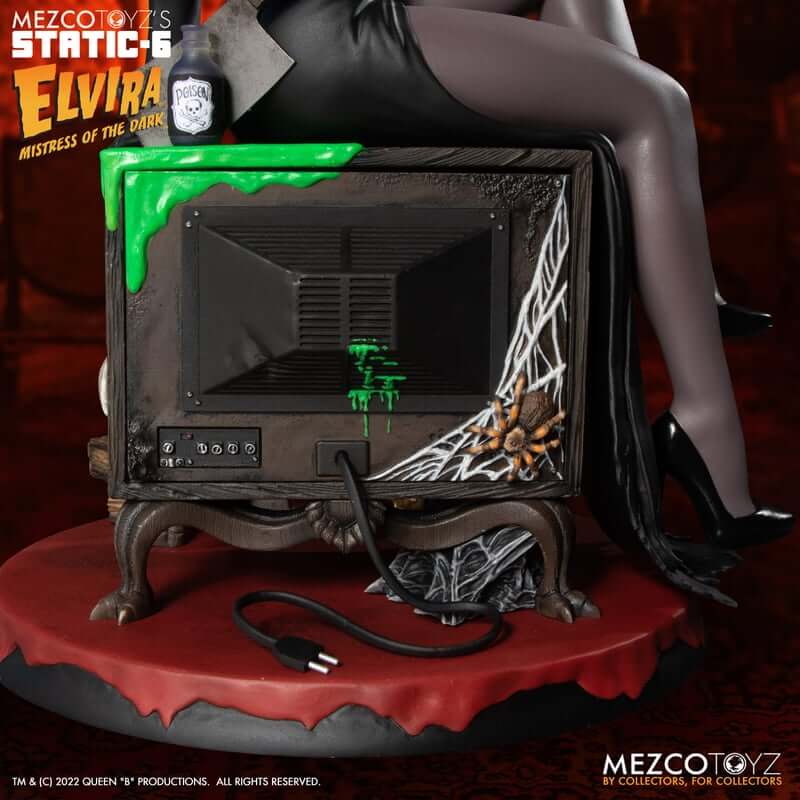 1:6 Scale Elvira Mistress of the Dark Statue by Mezco Toyz's Static-6 - Image 6