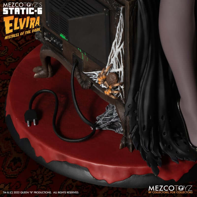 1:6 Scale Elvira Mistress of the Dark Statue by Mezco Toyz's Static-6 - Image 7